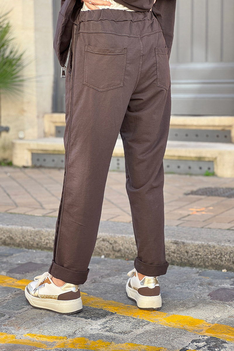 Pantalón de chándal marrón cómodo con cintura elástica y ribete de cinta de raso