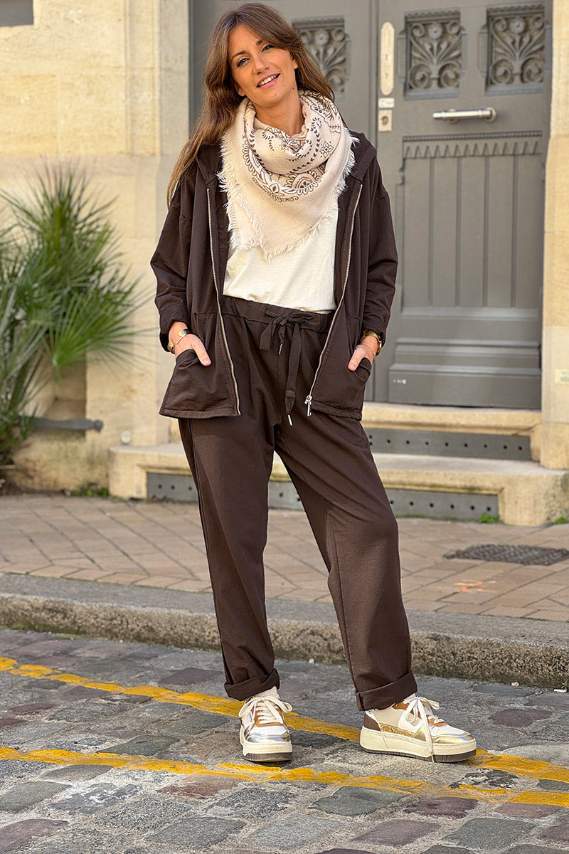Pantalón de chándal marrón cómodo con cintura elástica y ribete de cinta de raso