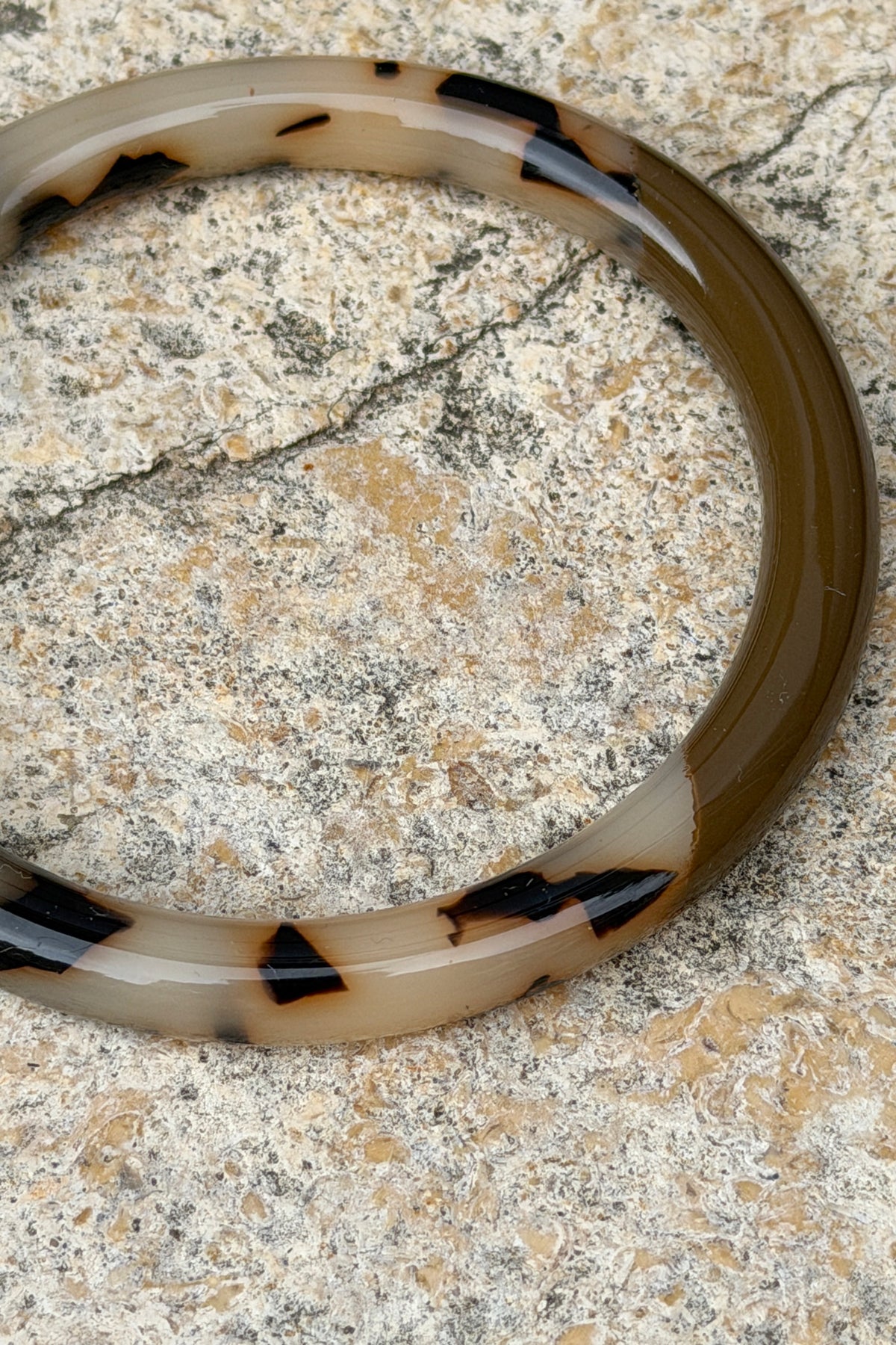 Jonc rond en résine bicolore taupe et beige effet léopard