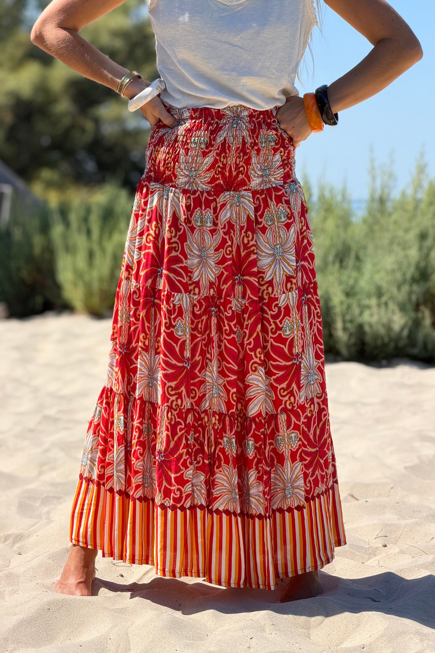 Jupe fluide taille smockée imprimé palmiers rouge et blanc