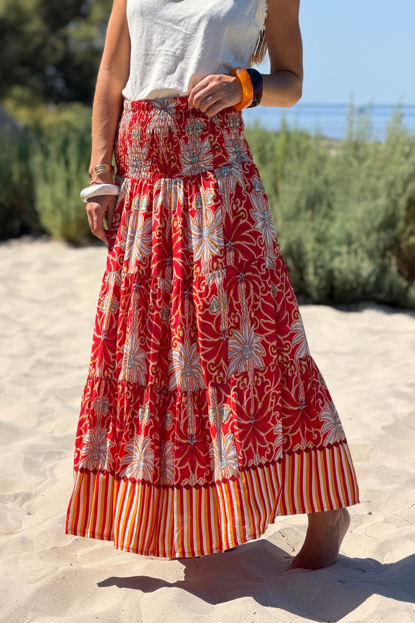 Jupe fluide taille smockée imprimé palmiers rouge et blanc