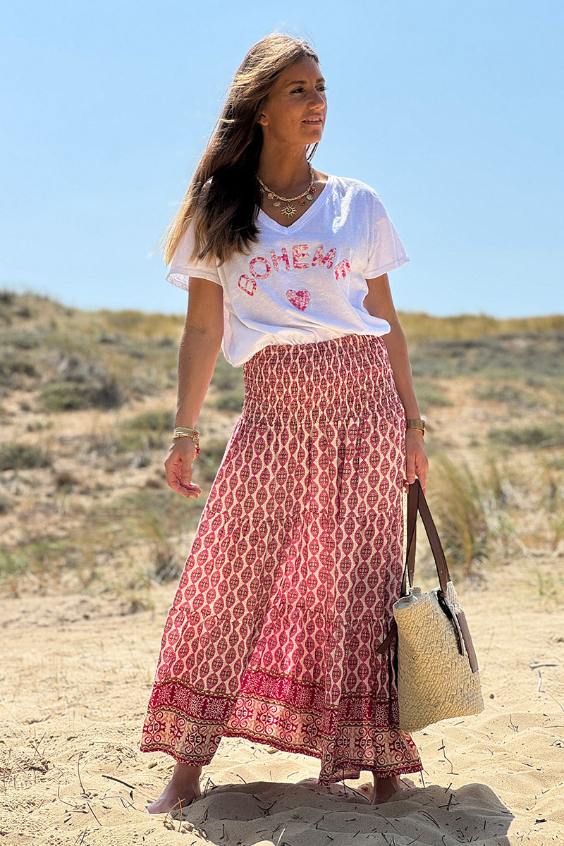 Falda larga y fluida de estilo bohemio con estampado de medallones étnicos fucsia y cinturón fruncido.