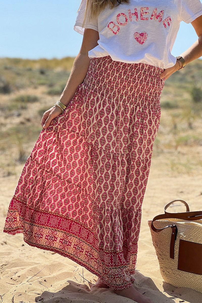 Falda larga y fluida de estilo bohemio con estampado de medallones étnicos fucsia y cinturón fruncido.