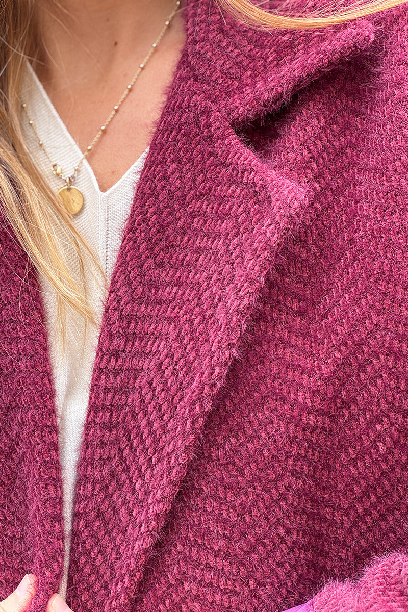 Manteau aubergine court doux en maille chenille