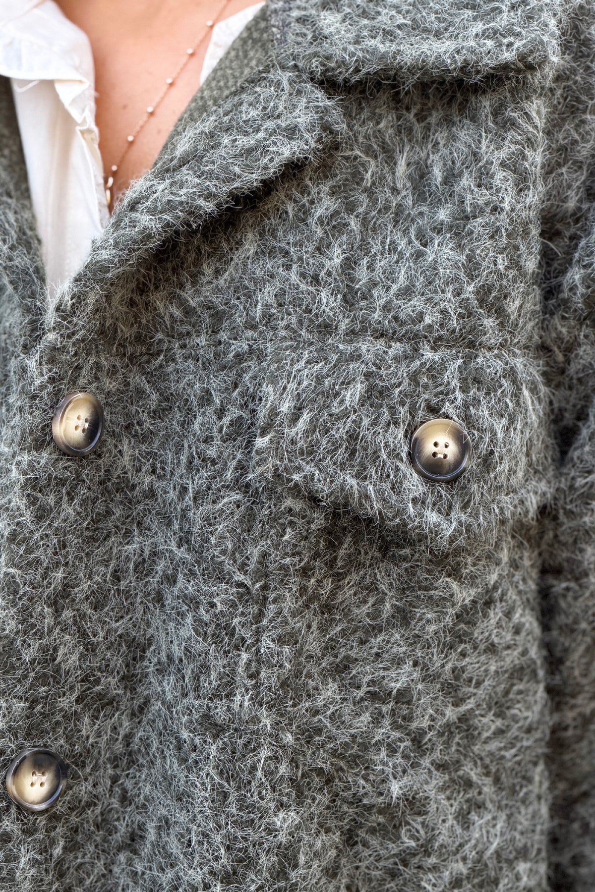 Manteau kaki chiné effet bouclettes poches et boutons écaille