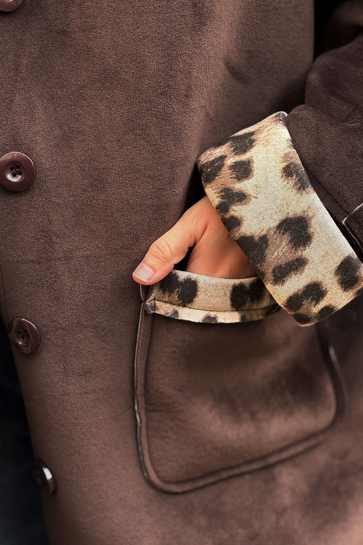 Manteau marron en velours ras à capuche avec poches détails léopard