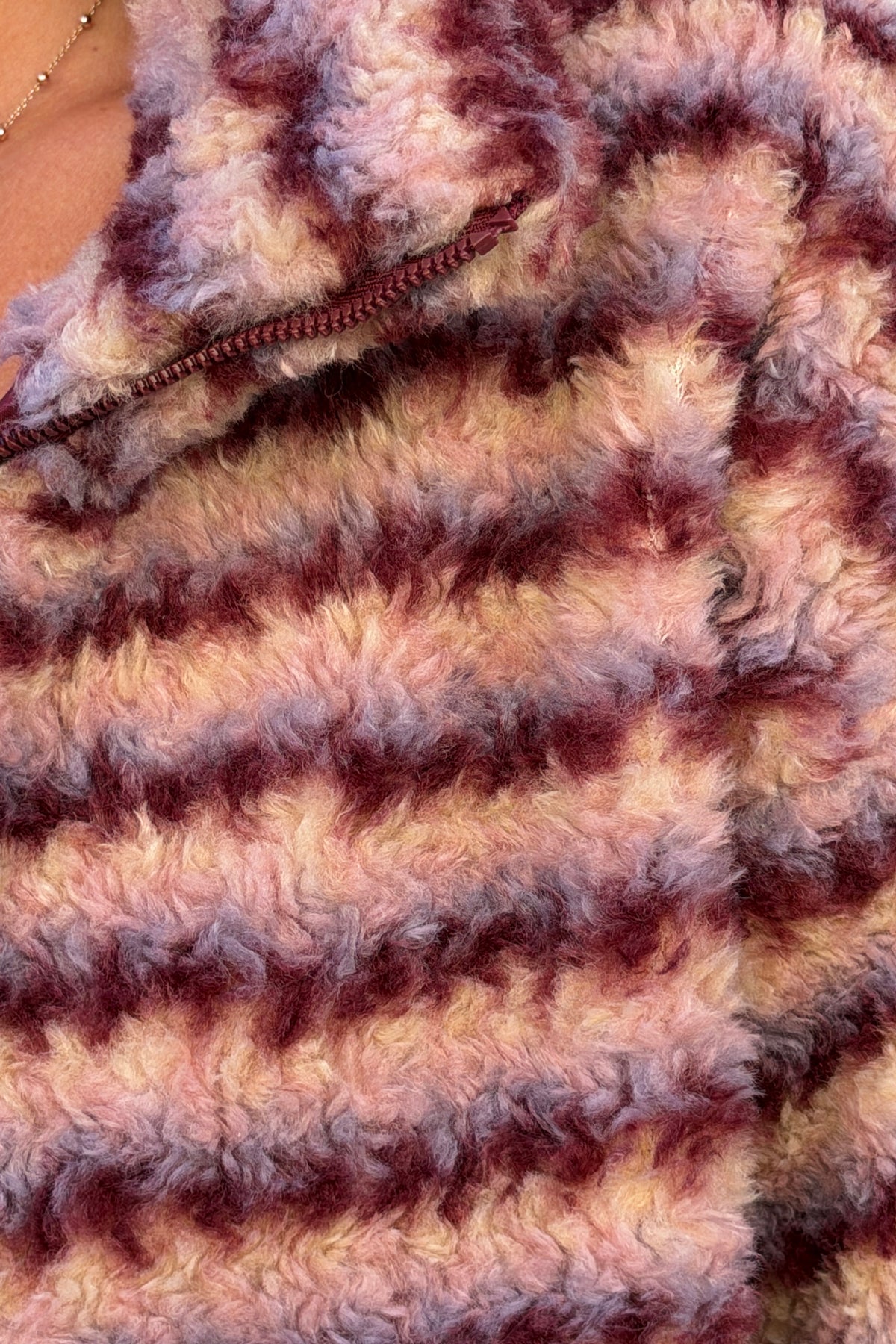 Manteau tout doux effet poils motifs rayures rose et aubergine avec zip et col montant