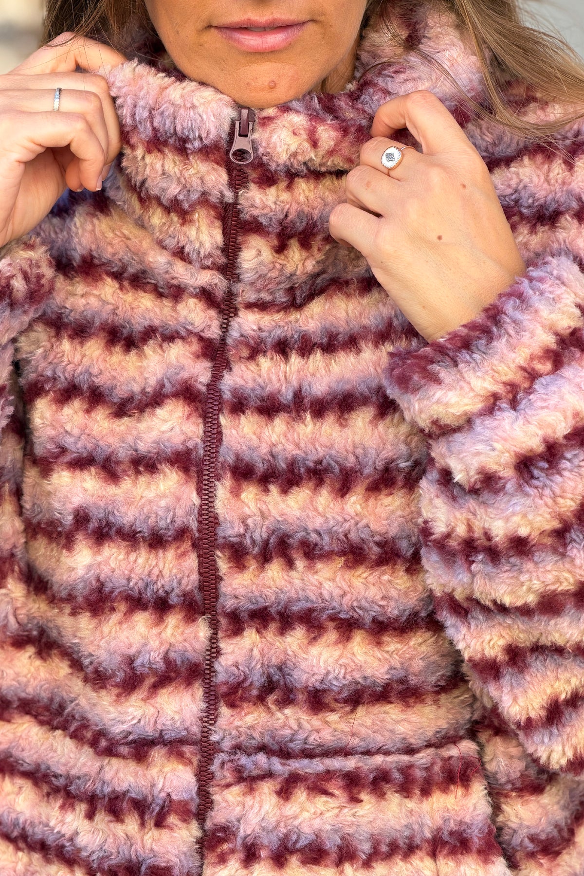 Manteau tout doux effet poils motifs rayures rose et aubergine avec zip et col montant