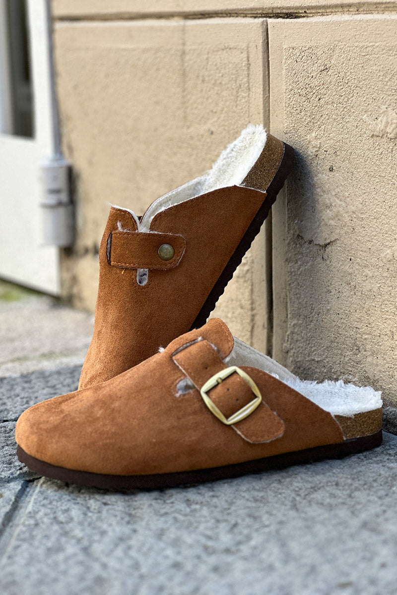 Mules sabots fourrées suédine camel avec boucle réglable