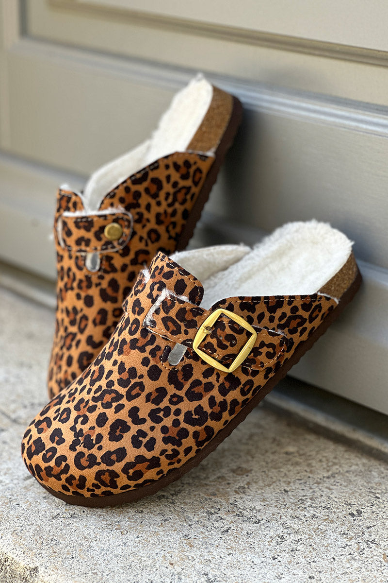 Mules tipo mocasín color camel con forro de ante, estampado de leopardo y hebilla ajustable