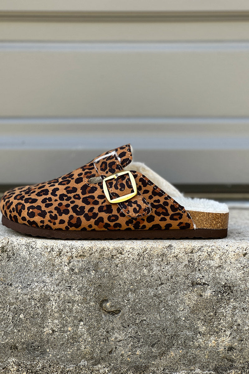 Mules tipo mocasín color camel con forro de ante, estampado de leopardo y hebilla ajustable