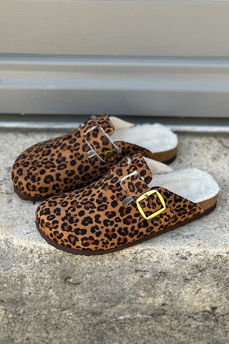 Mules tipo mocasín color camel con forro de ante, estampado de leopardo y hebilla ajustable