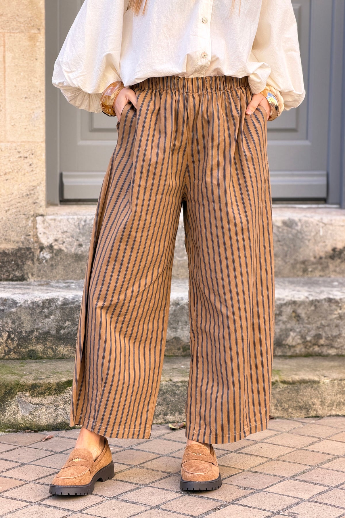 Pantalon camel en toile coupe barrel rayures bleues taille élastique