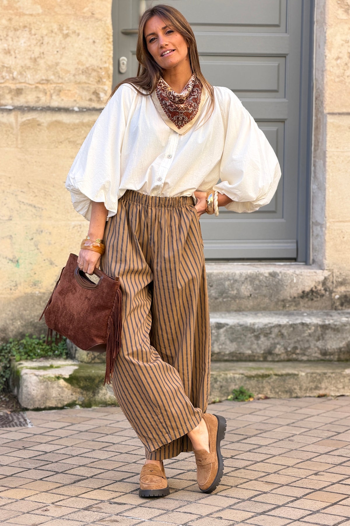 Pantalon camel en toile coupe barrel rayures bleues taille élastique