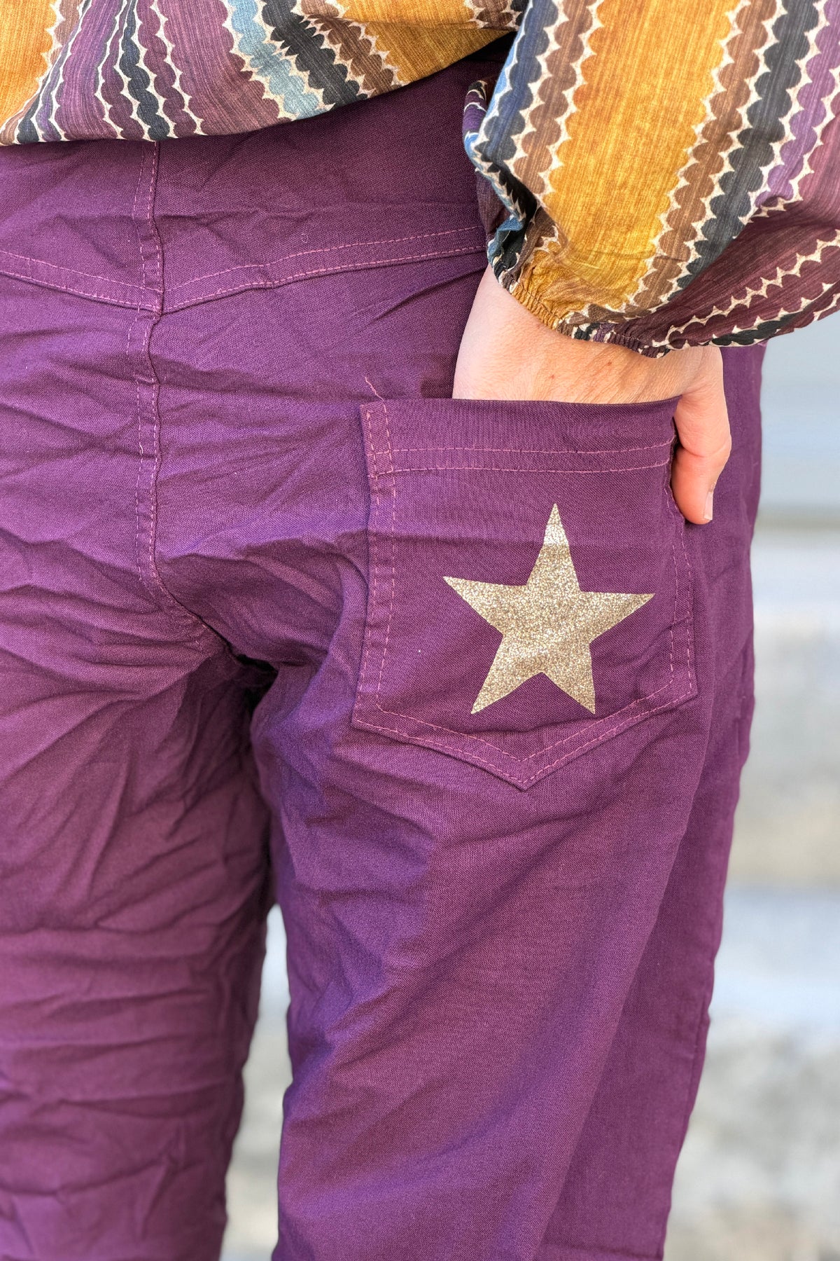 Pantalon confort aubergine en toile stretch etoile brillante paillettes