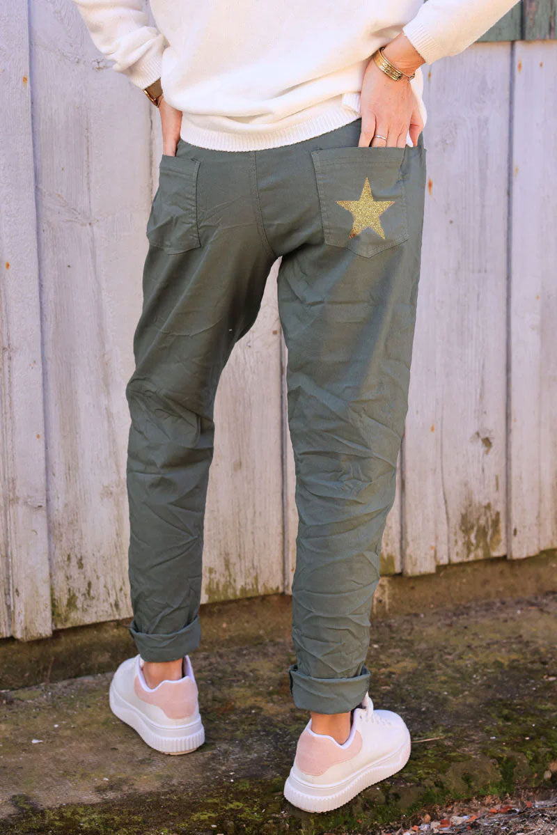 Pantalón confort caqui de lona elástica con estrellas brillantes y purpurina