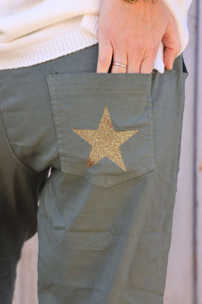 Pantalón confort caqui de lona elástica con estrellas brillantes y purpurina