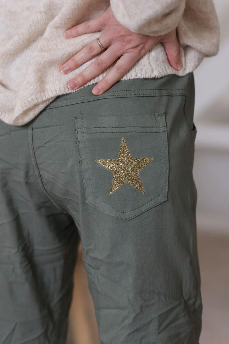 Pantalón confort caqui de lona elástica con estrellas brillantes y purpurina