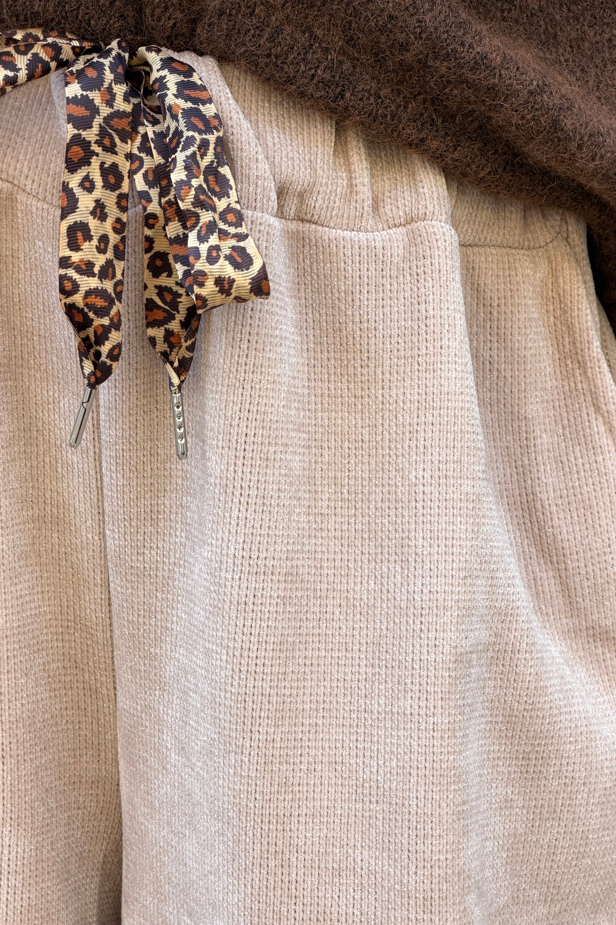Pantalon confort large et souple beige en velours taille élastique lien léopard
