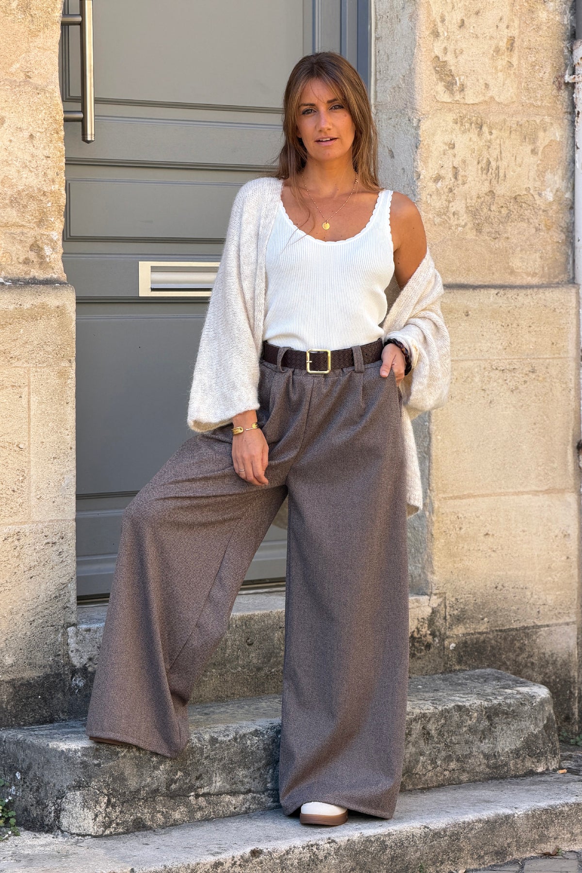Pantalon duveteux gris beige large motif chevrons taille élastique avec ceinture simili tressée