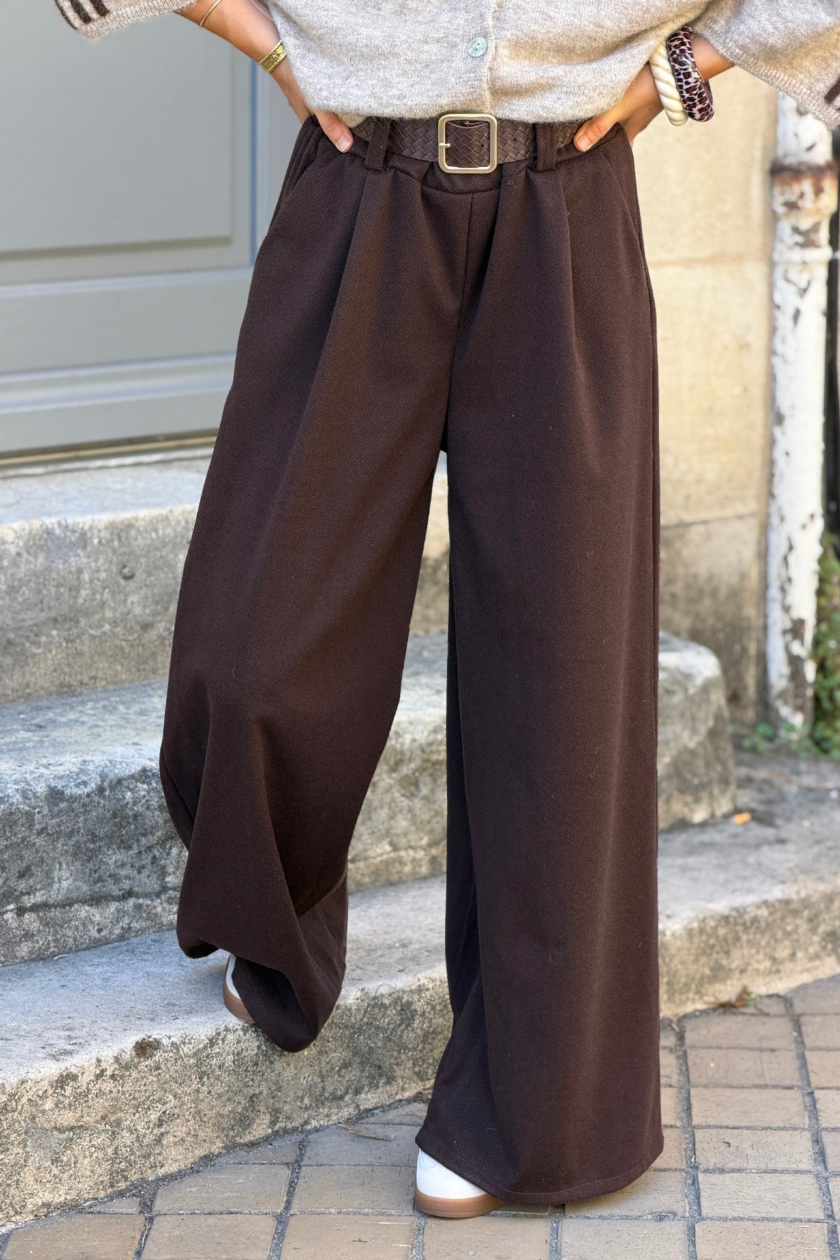 Pantalon duveteux marron large motif chevrons taille élastique avec ceinture simili tressée