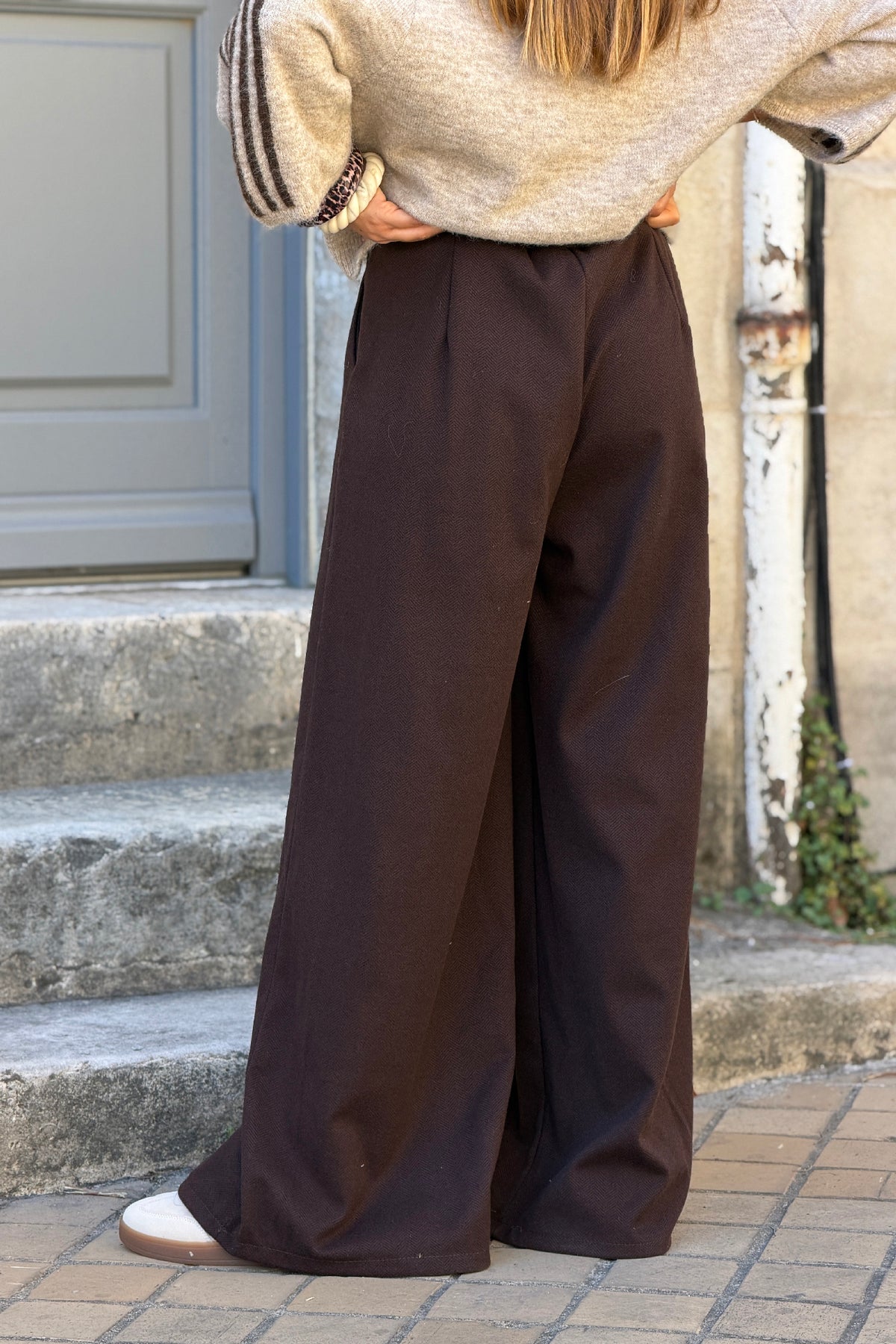 Pantalon duveteux marron large motif chevrons taille élastique avec ceinture simili tressée