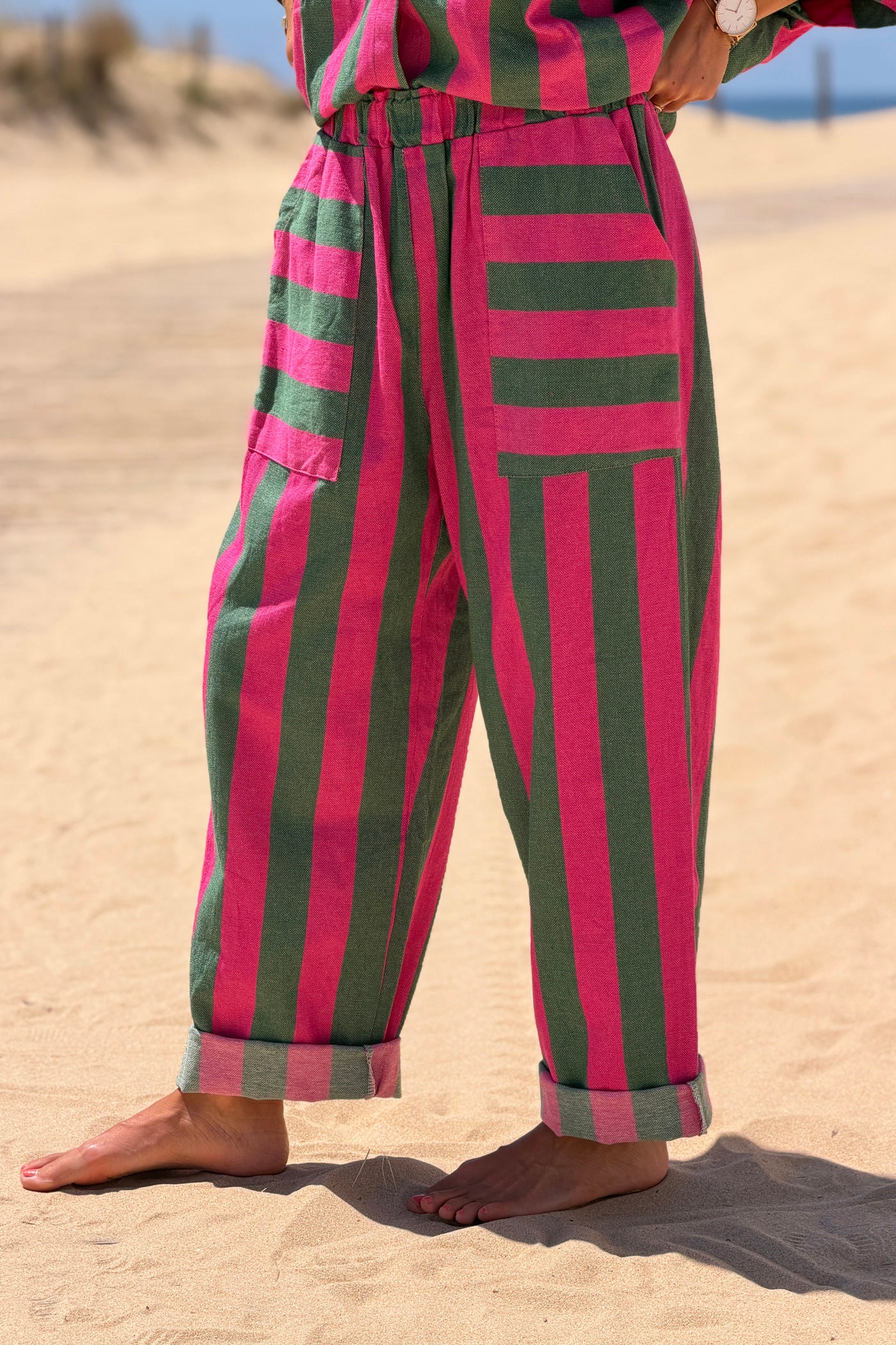Pantalon en coton texturé rayures larges fuchsia détail grandes poches taille élastique