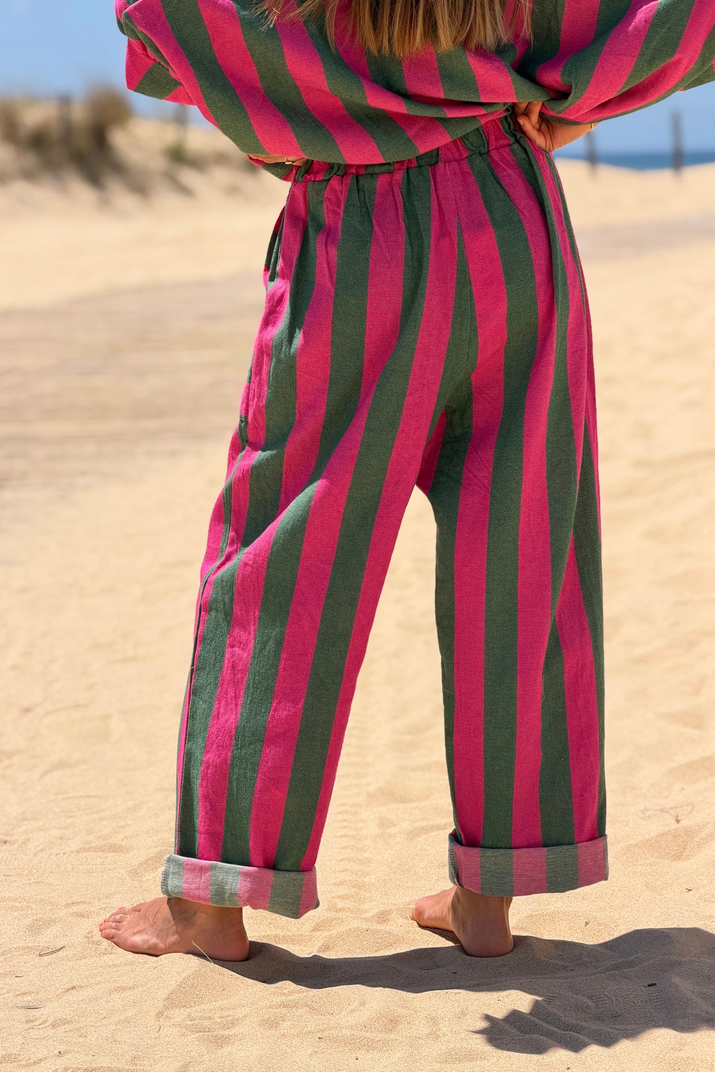 Pantalon en coton texturé rayures larges fuchsia détail grandes poches taille élastique