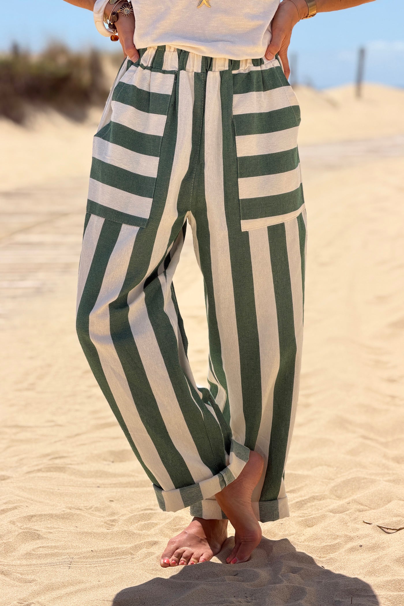 Pantalon en coton texturé rayures larges vertes détail grandes poches taille élastique
