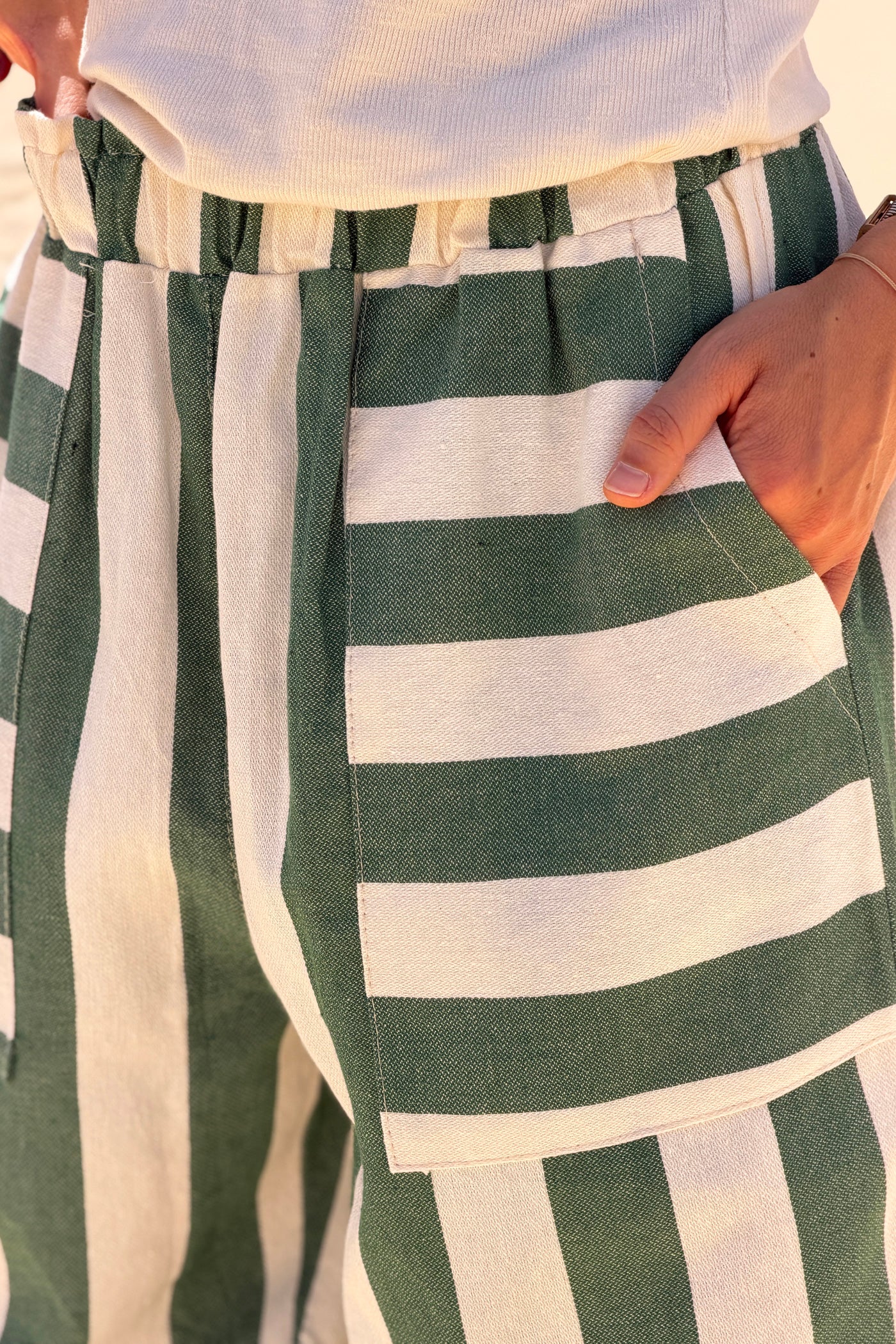 Pantalon en coton texturé rayures larges vertes détail grandes poches taille élastique