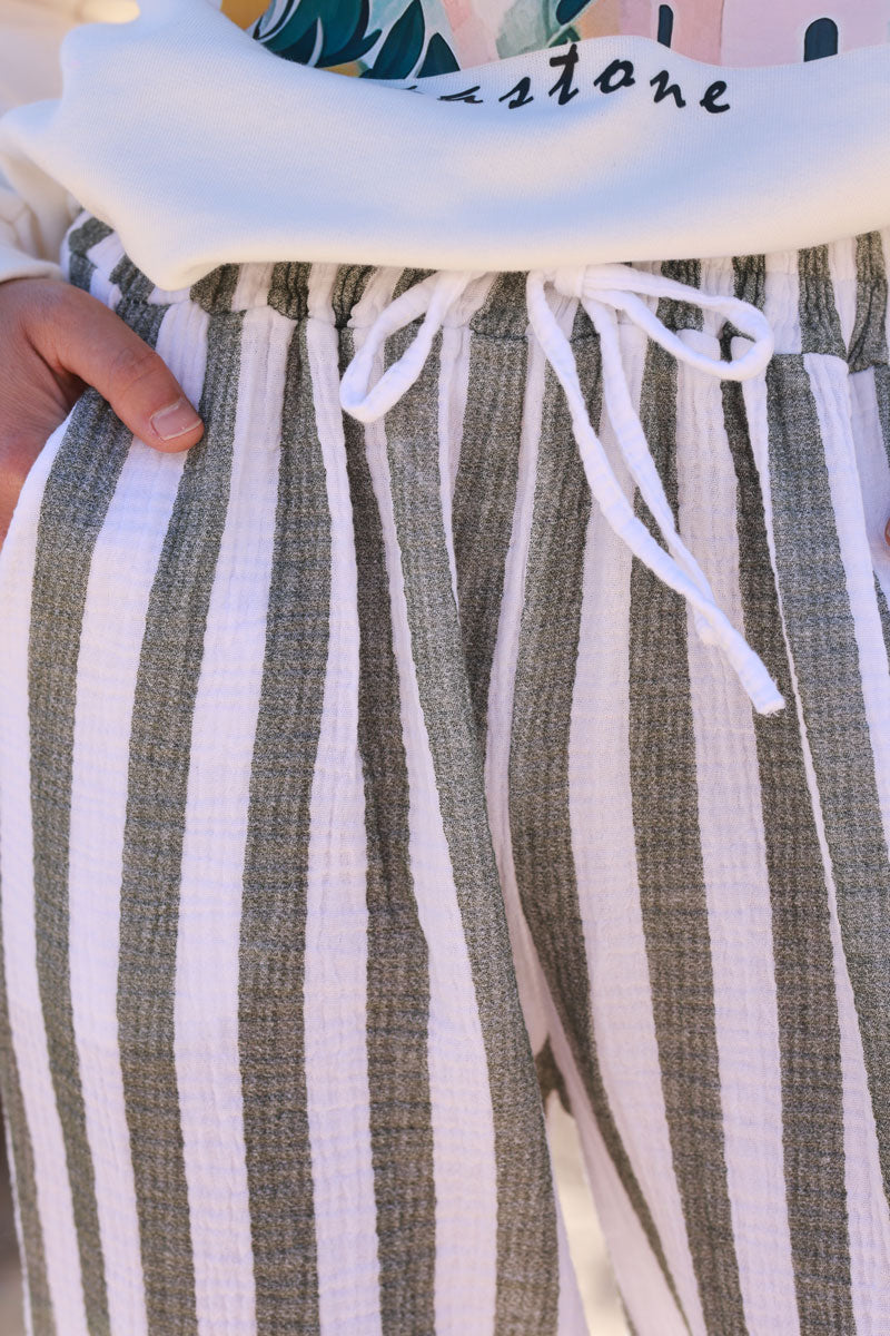 Pantalones anchos de gasa de algodón a rayas color caqui con cinturilla elástica