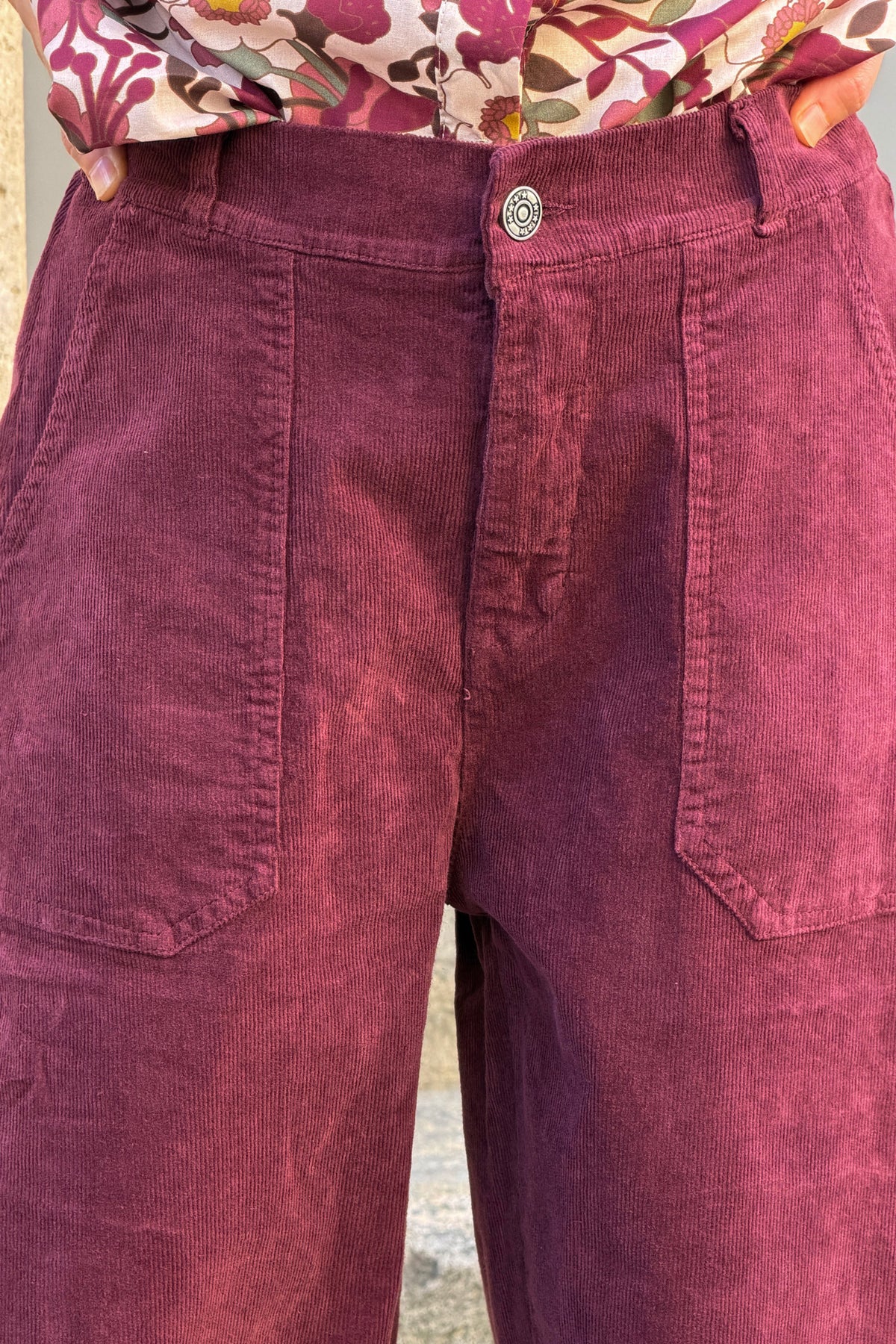 Pantalon en velours côtelé aubergine coupe barrel taille élastique grandes poches