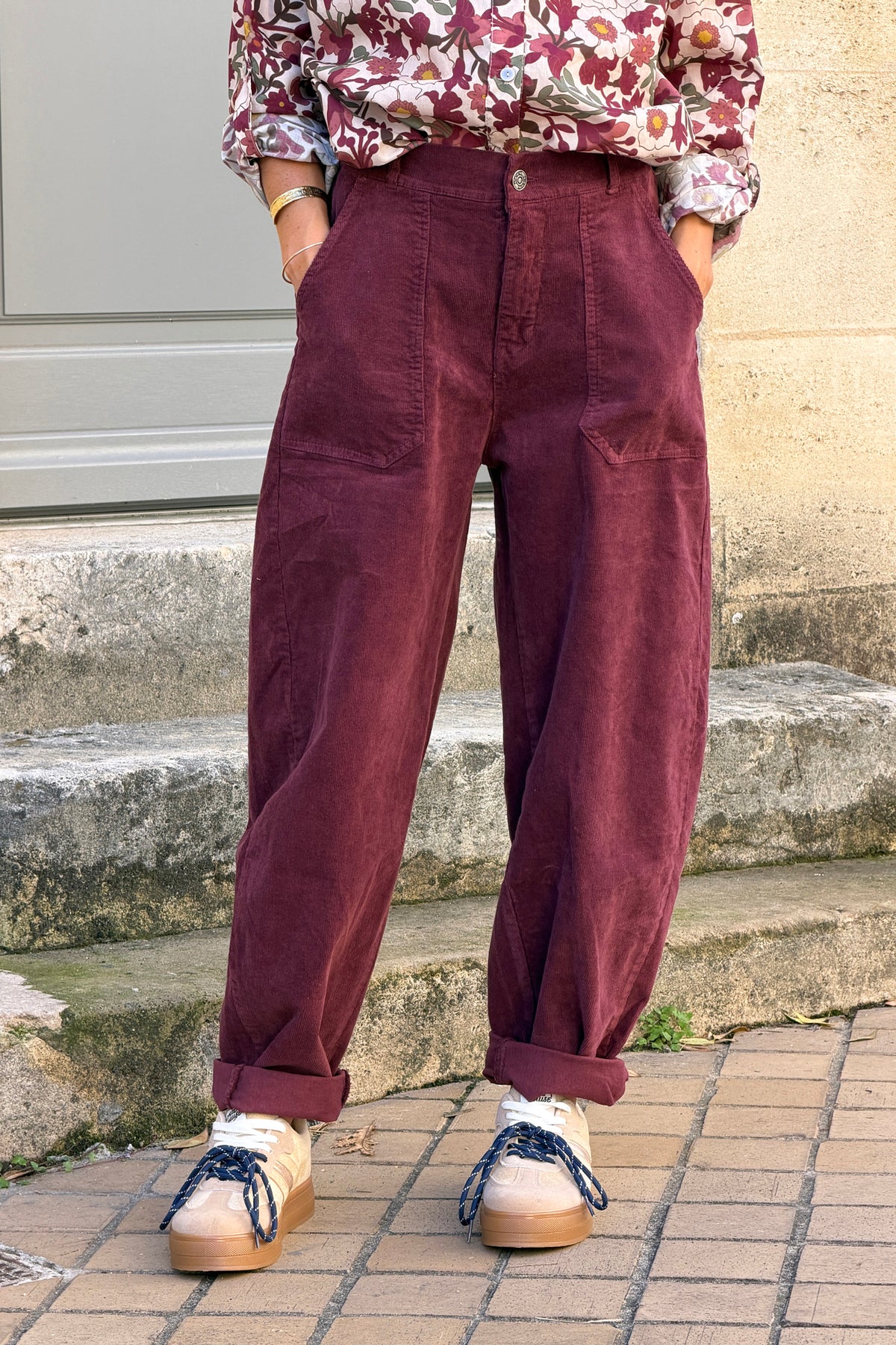 Pantalon en velours côtelé aubergine coupe barrel taille élastique grandes poches