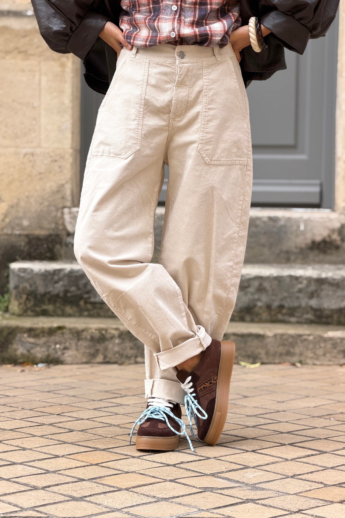 Pantalon en velours côtelé beige coupe barrel taille élastique grandes poches
