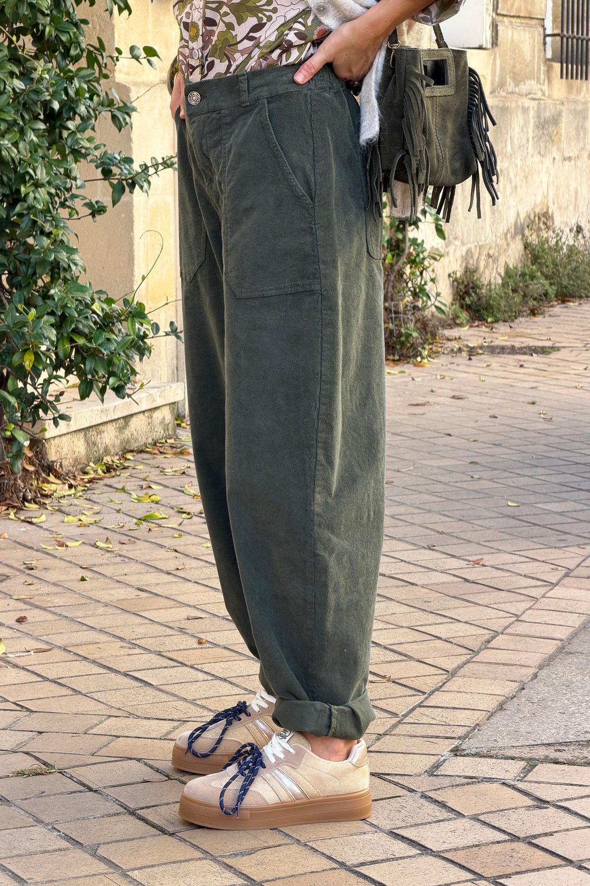 Pantalon en velours côtelé kaki coupe barrel taille élastique grandes poches
