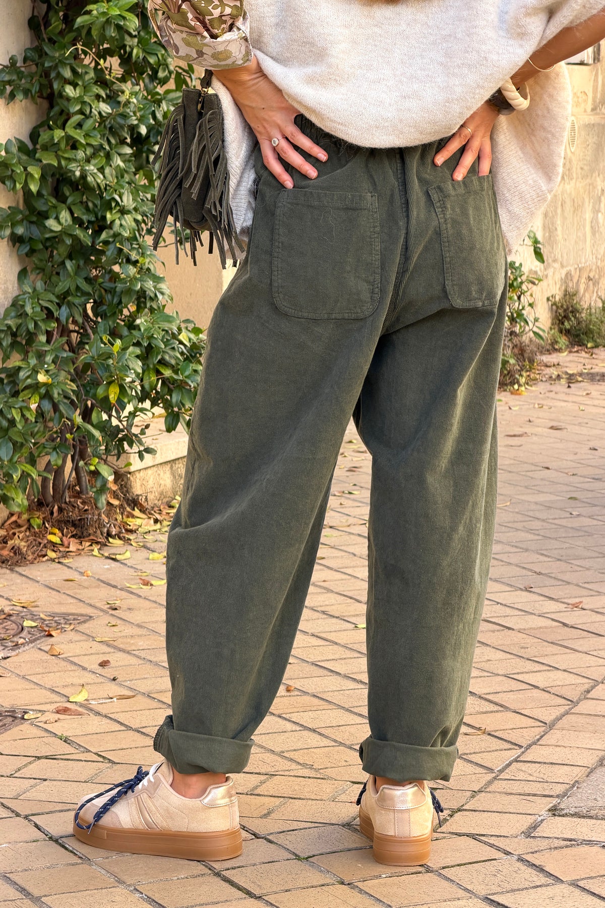 Pantalon en velours côtelé kaki coupe barrel taille élastique grandes poches