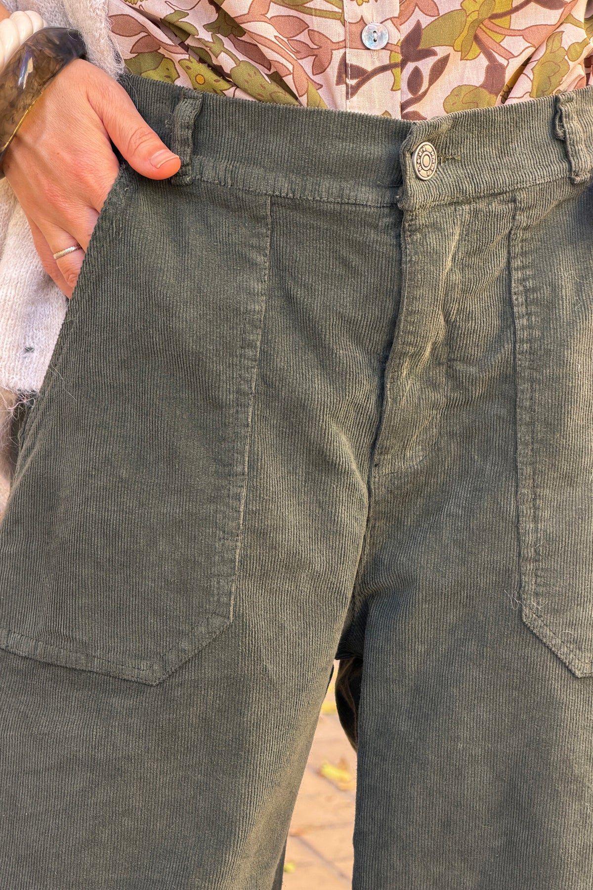 Pantalon en velours côtelé kaki coupe barrel taille élastique grandes poches