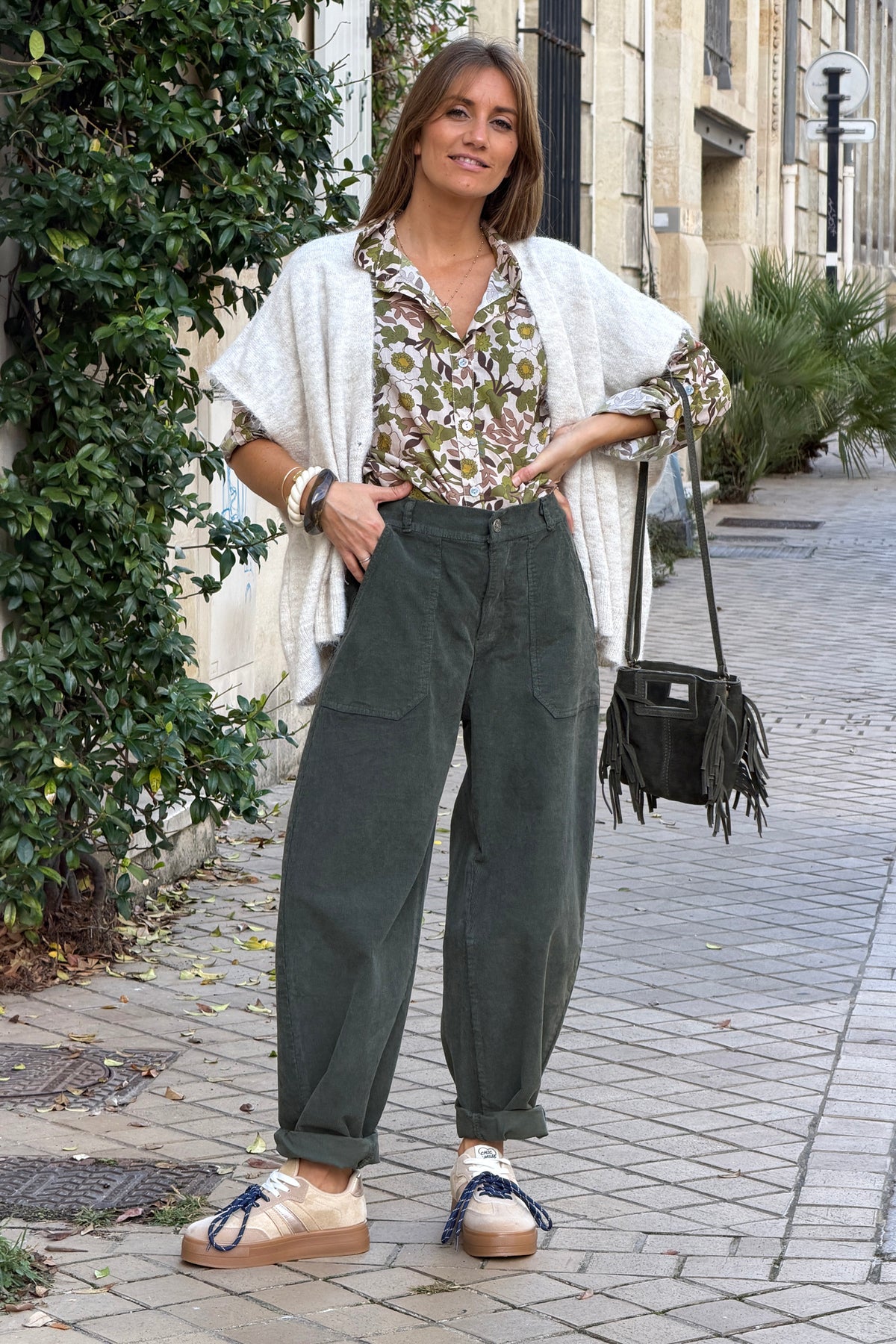 Pantalon en velours côtelé kaki coupe barrel taille élastique grandes poches