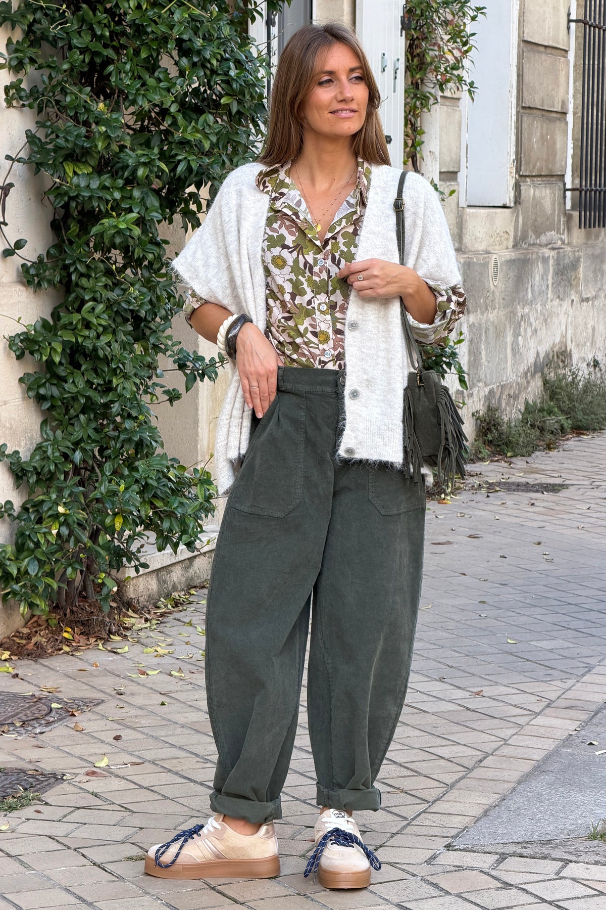 Pantalon en velours côtelé kaki coupe barrel taille élastique grandes poches