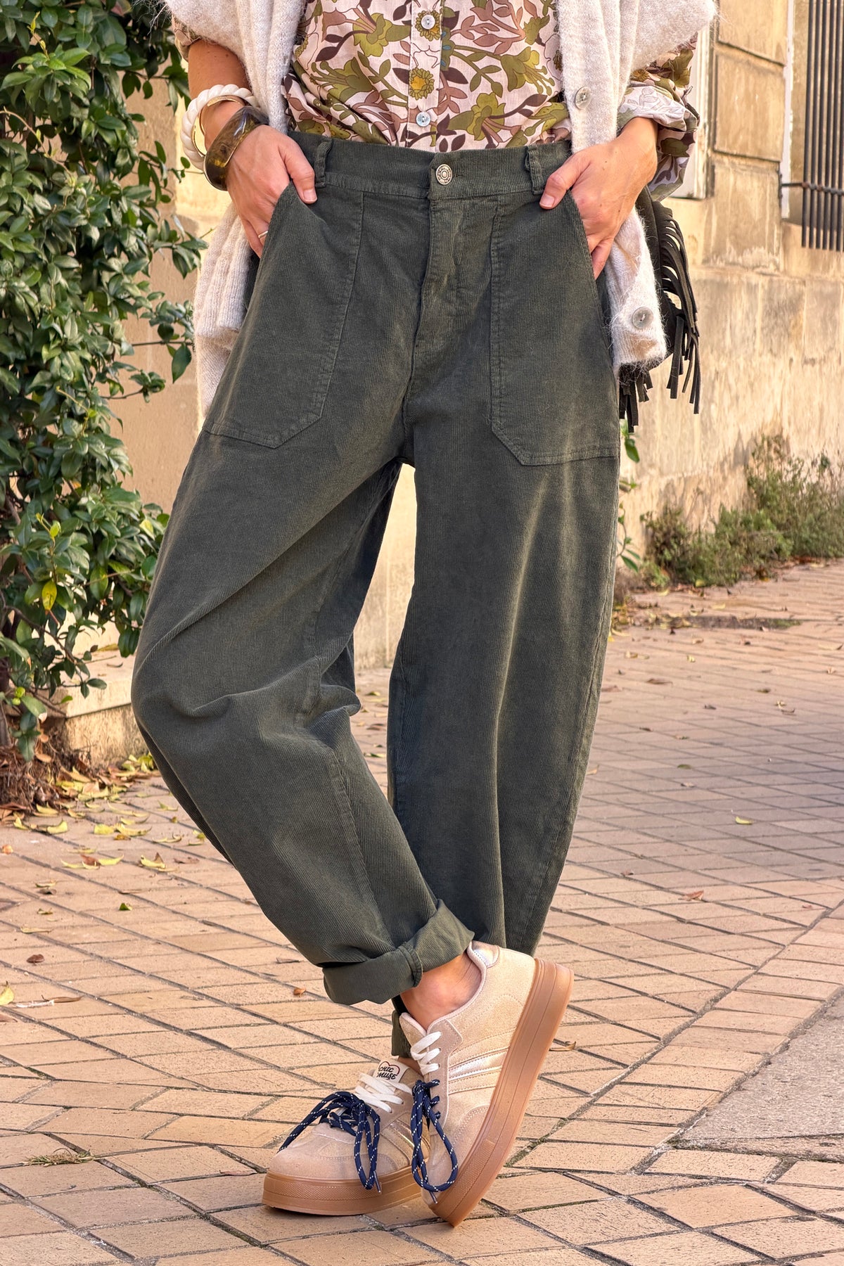 Pantalon en velours côtelé kaki coupe barrel taille élastique grandes poches
