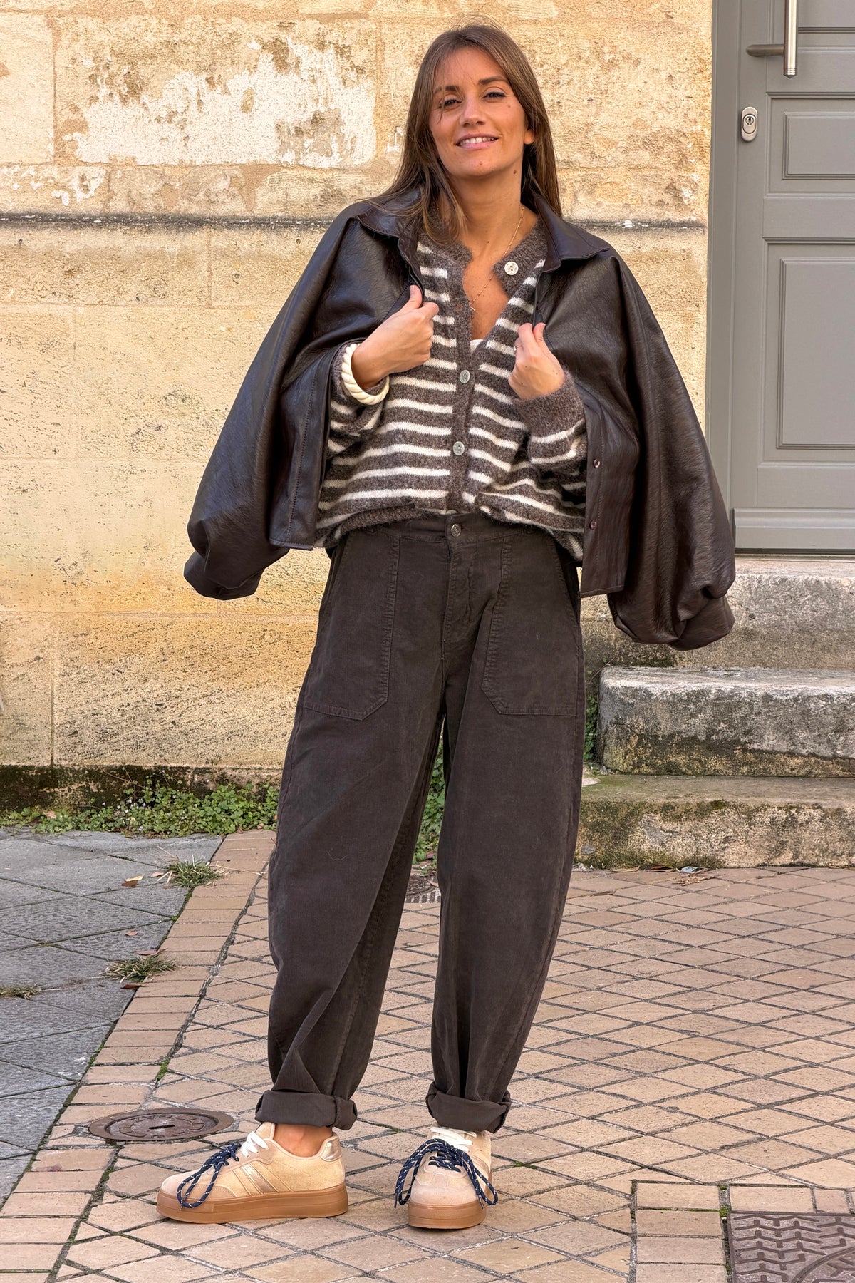 Pantalon en velours côtelé marron coupe barrel taille élastique grandes poches