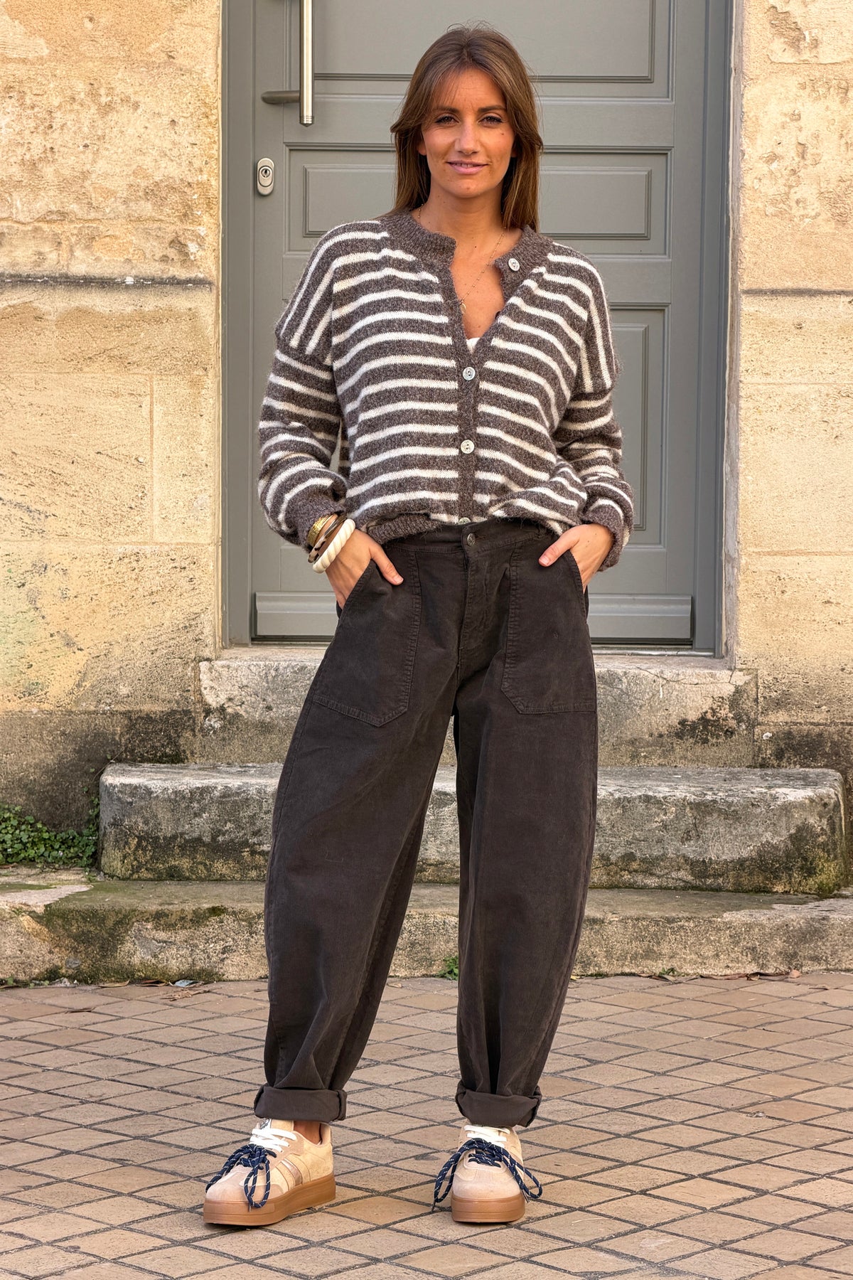 Pantalon en velours côtelé marron coupe barrel taille élastique grandes poches