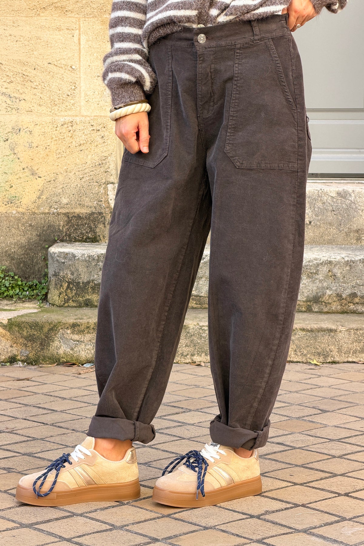 Pantalon en velours côtelé marron coupe barrel taille élastique grandes poches