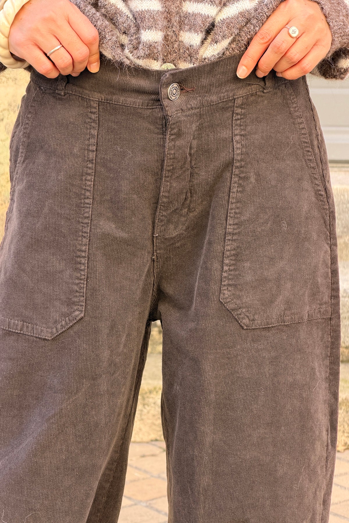 Pantalon en velours côtelé marron coupe barrel taille élastique grandes poches