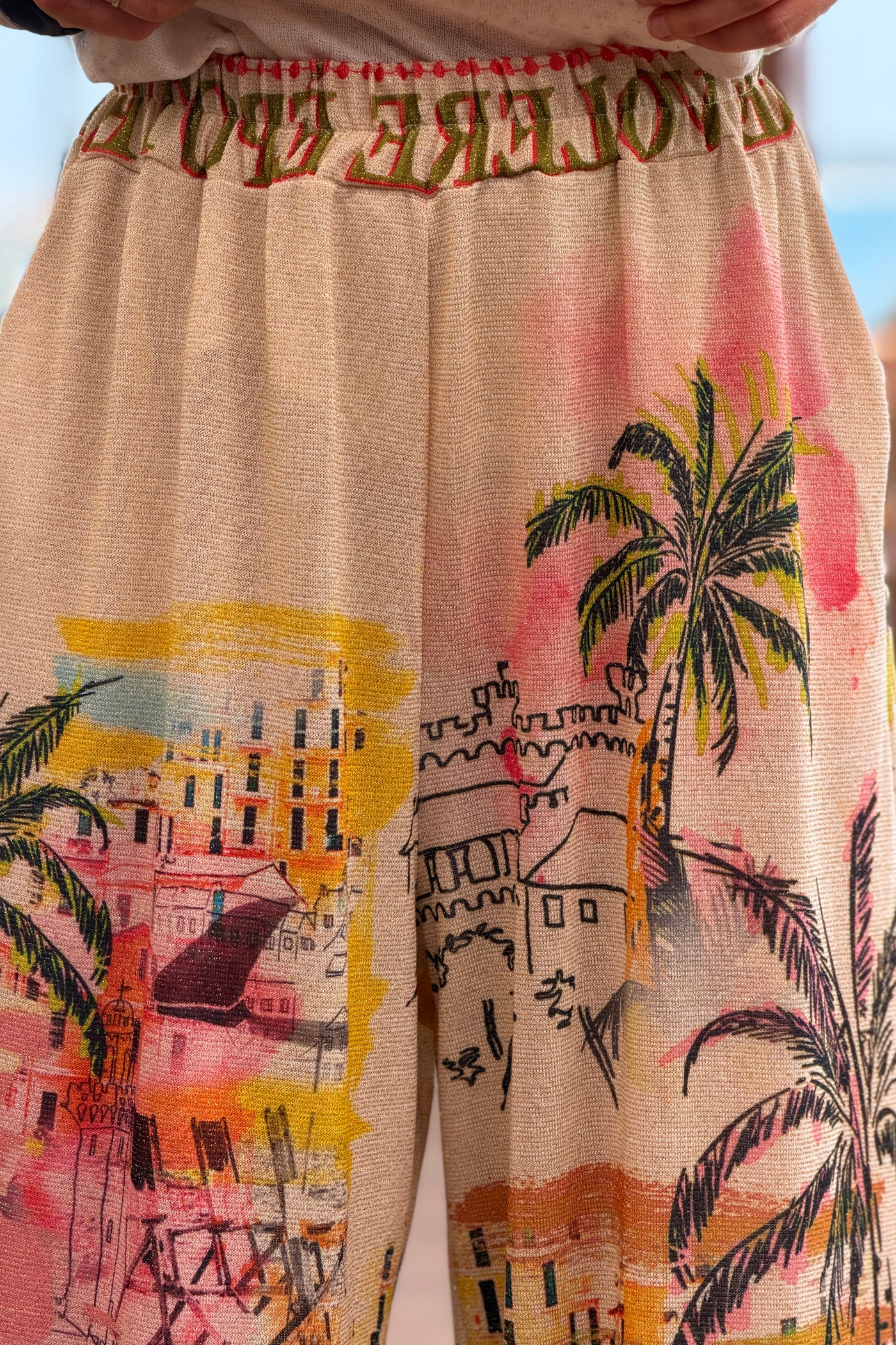 Pantalon fluide beige brillant lurex imprimé palmiers et voiliers taille élastique