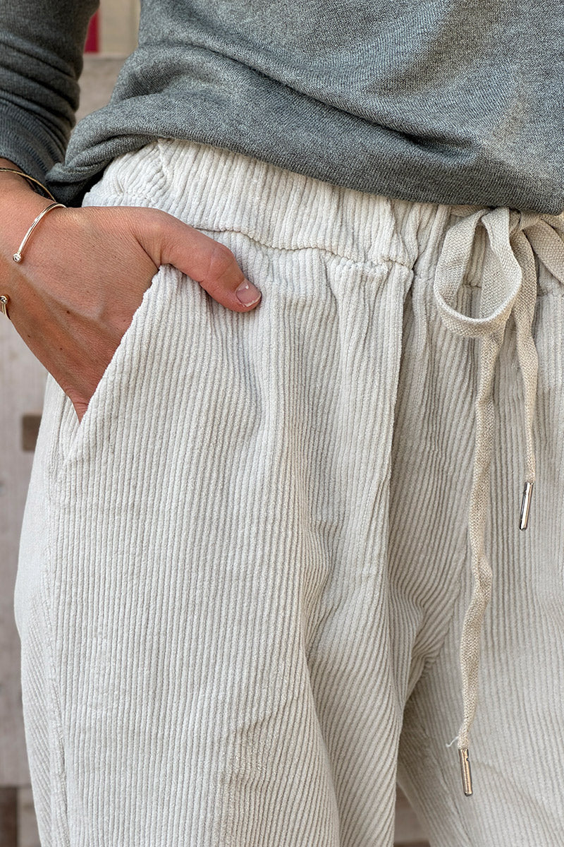 Pantalon grège en velours côtelé coupe droite ceinture élastique avec cordon