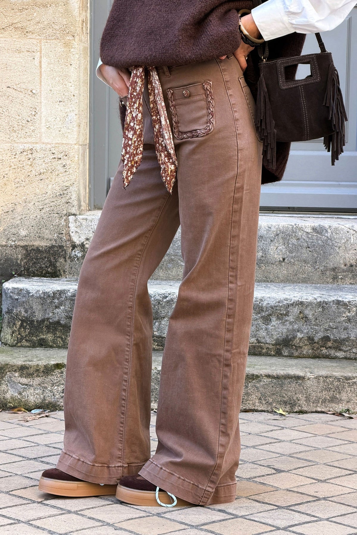 Pantalon jean marron wide leg poches plaquées détails tresses avec ceinture foulard