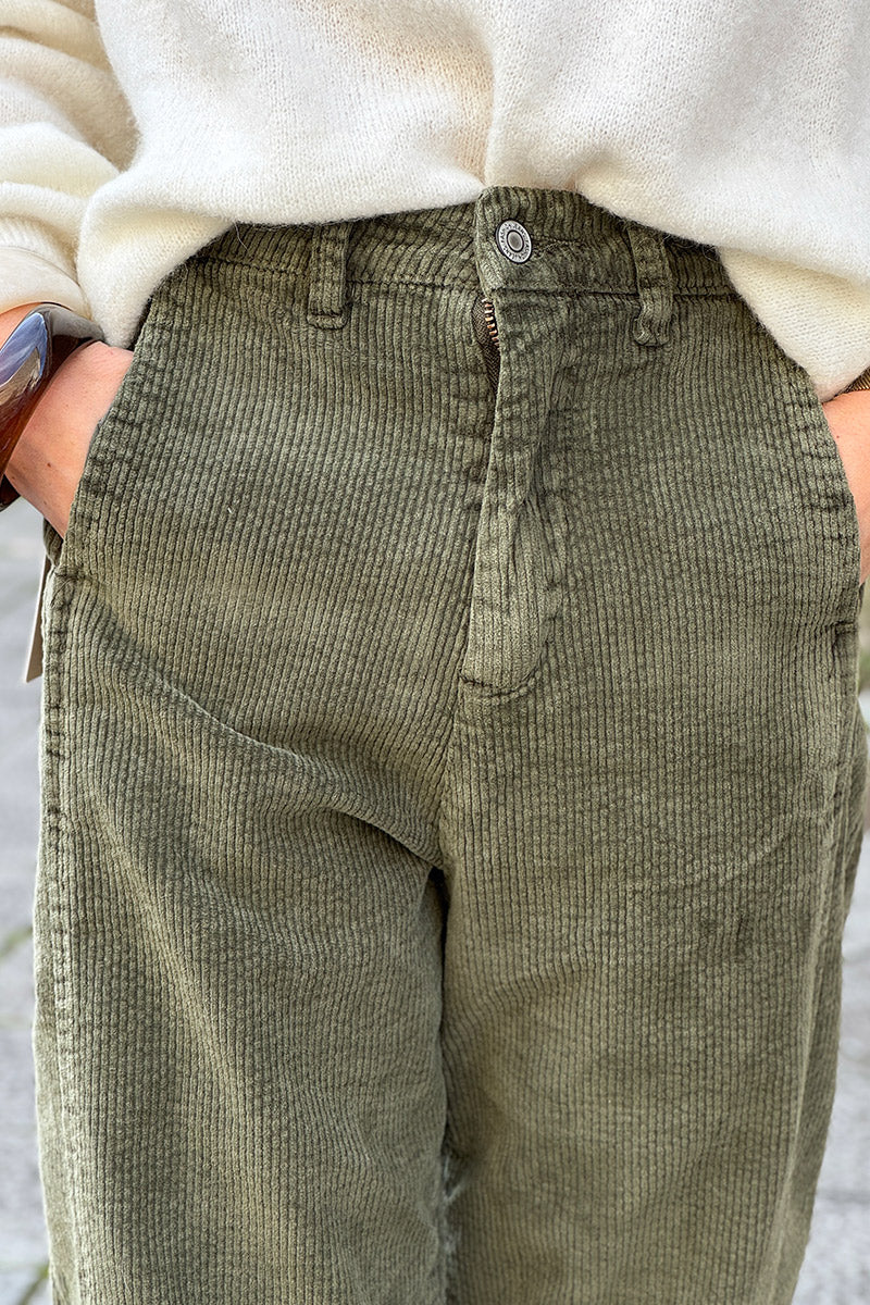 Pantalon kaki en velours côtelé coupe chino droit à pinces