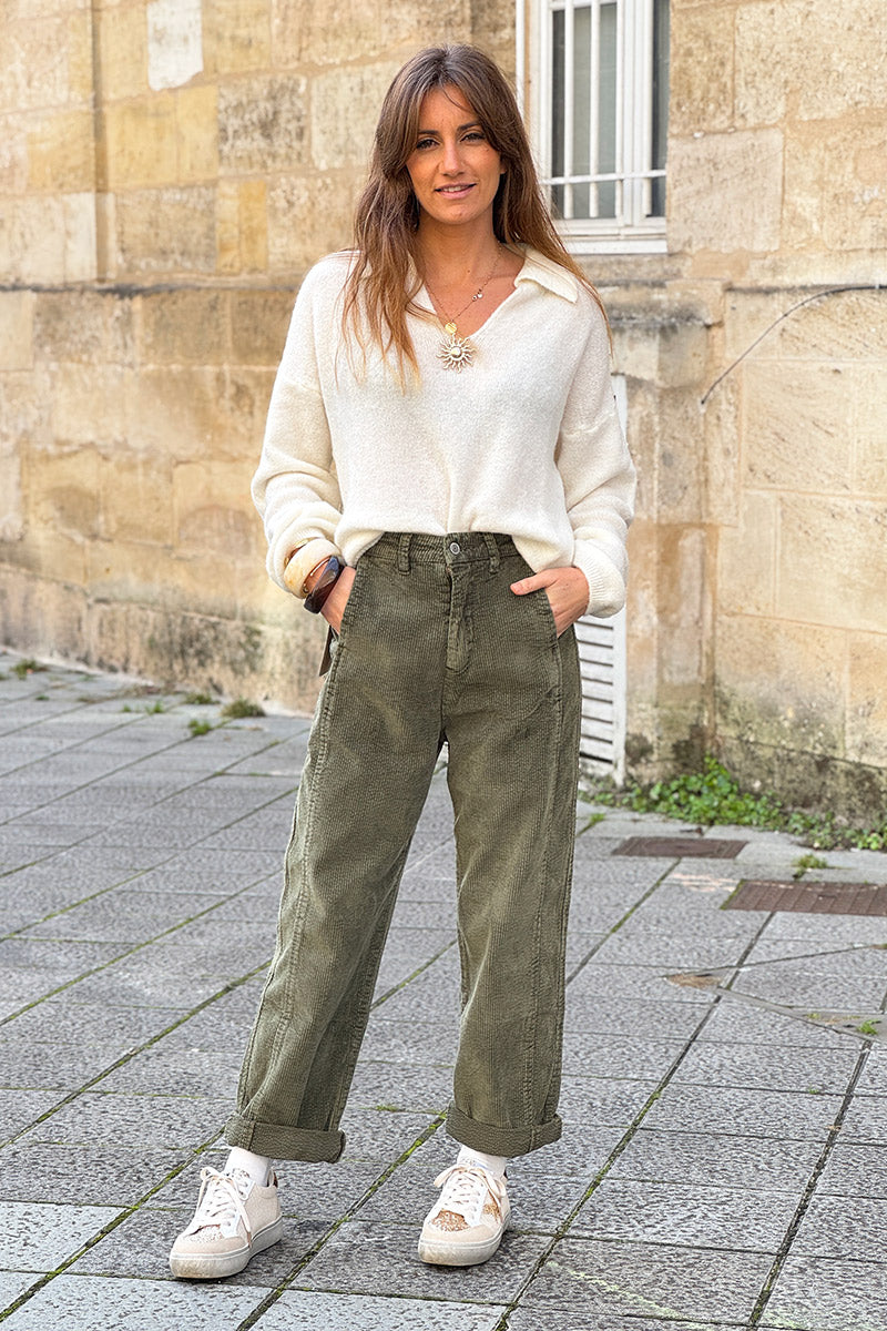 Pantalon kaki en velours côtelé coupe chino droit à pinces