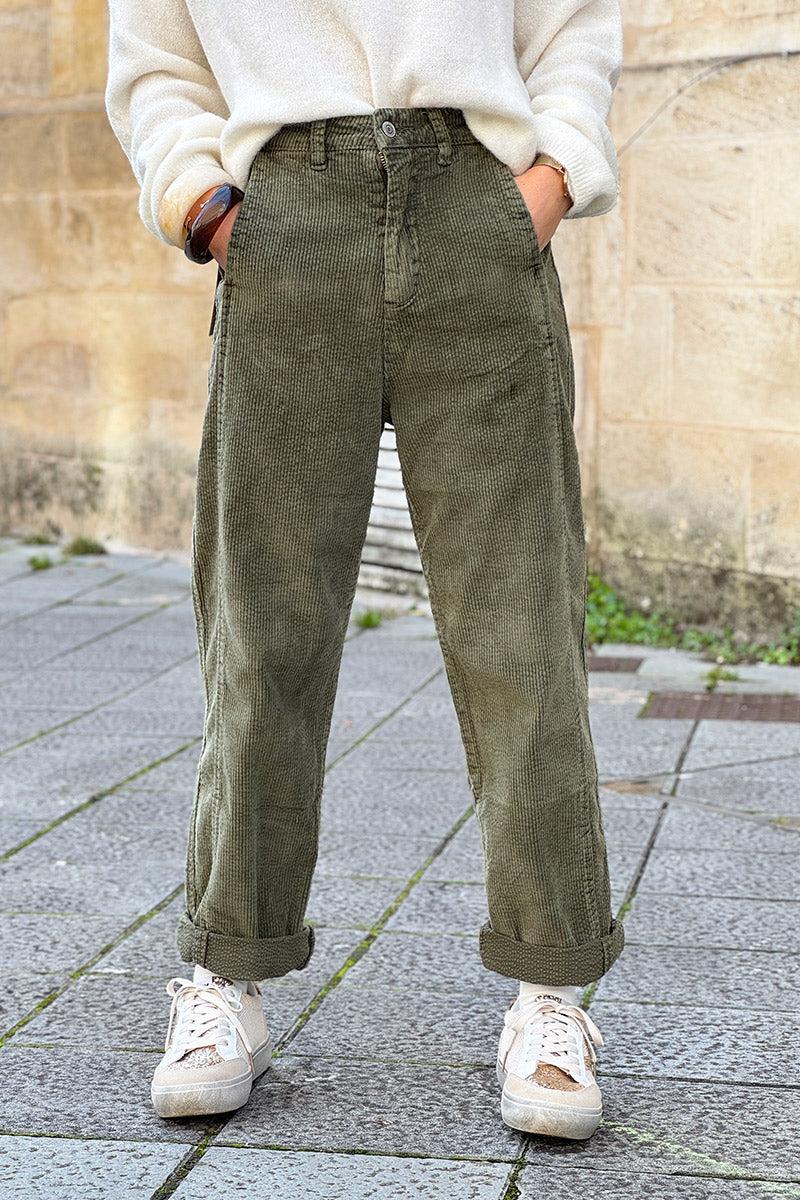 Pantalon kaki en velours côtelé coupe chino droit à pinces